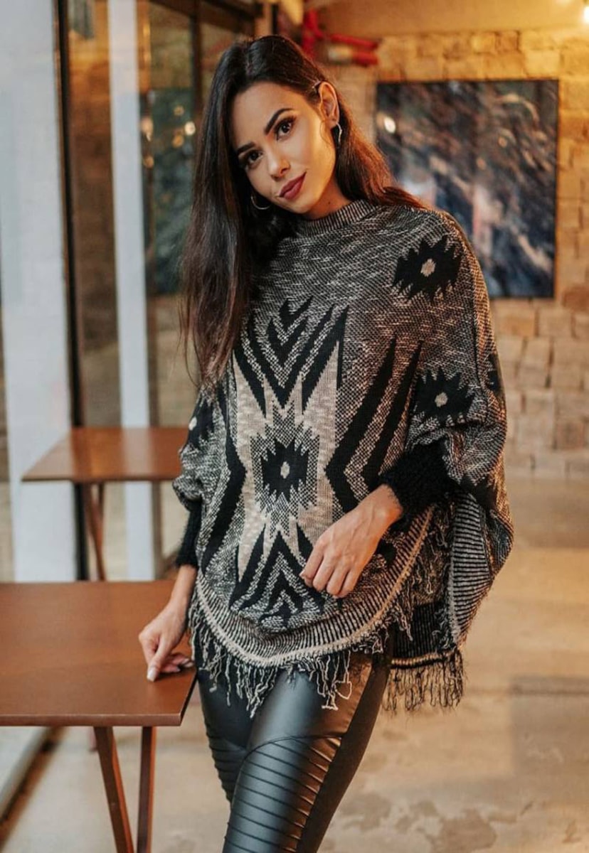 Capa Poncho Kimono de Tricô Pink Tricot Estampado Geométrico com Franjas Fio Angorá