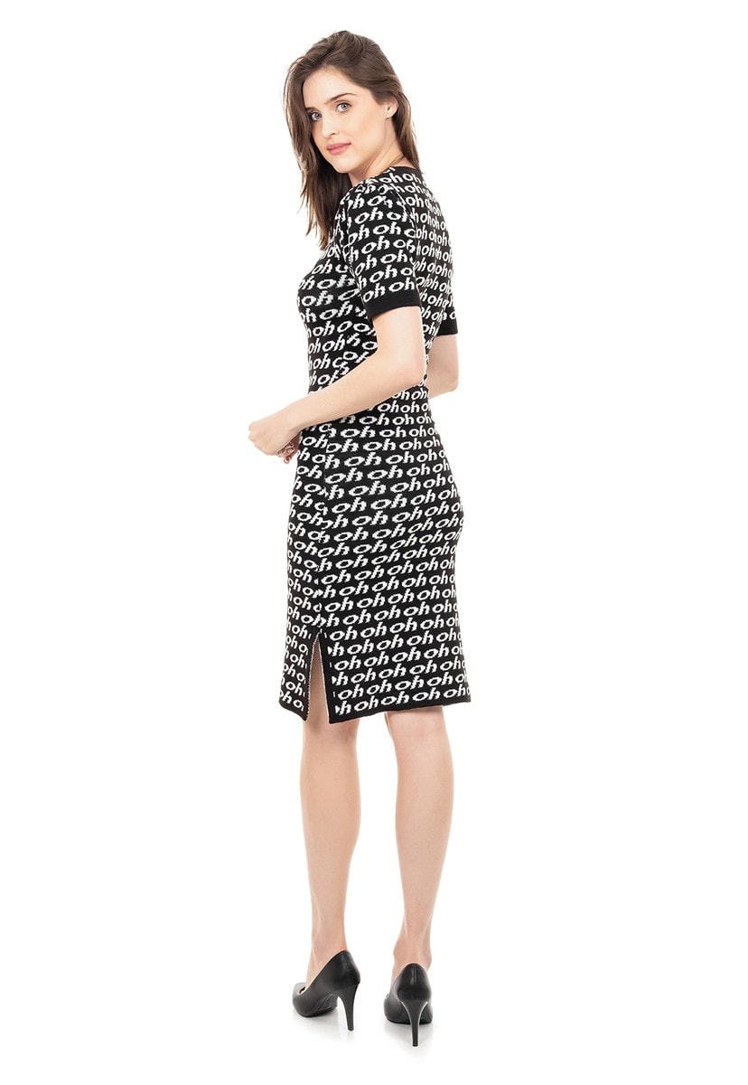 Vestido de Tricot Modal Curto Estampado Manga Curta e Abertura nas Laterais Feminino Preto com Branco