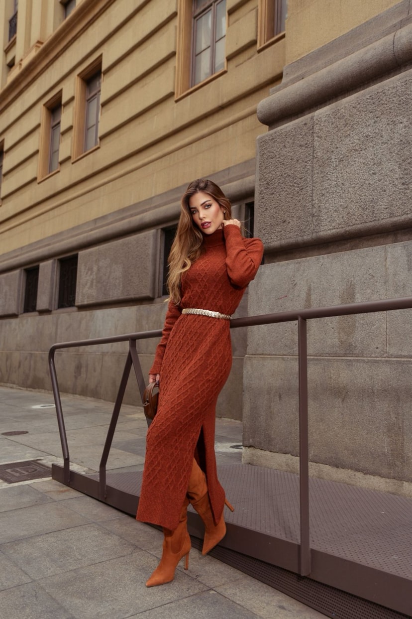 Vestido Longo de Tricot Mousse Gola Boba e Fenda Feminino Terracota