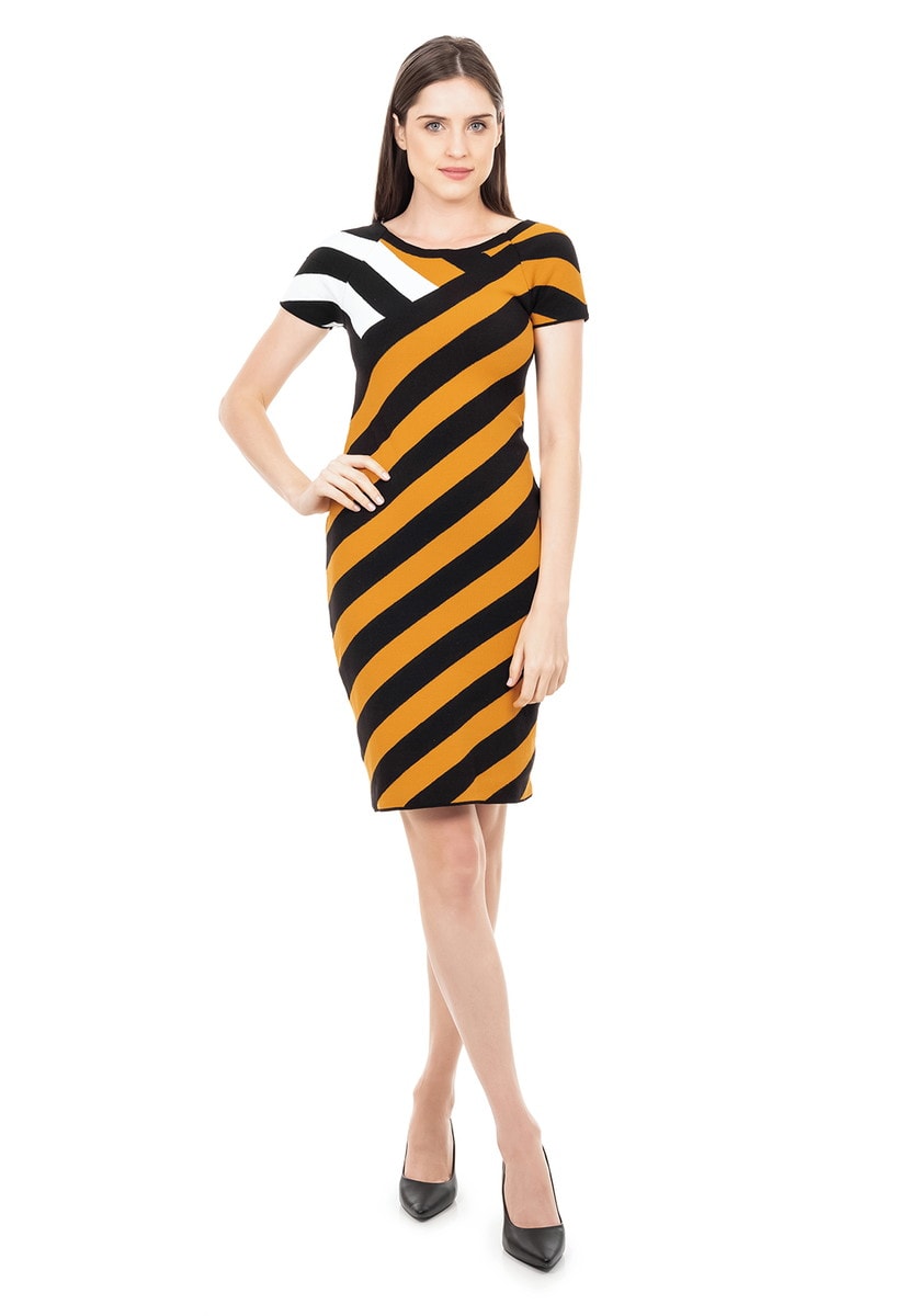 Vestido Pink Tricot Tubinho Curto de Tricô Modal Listrado Ombro a Ombro Feminino Preto com Mostarda